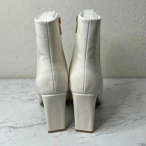 Journee Collection Sarla Bootie 8 - Picture 4 of 13